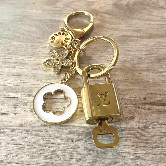 Louis Vuitton Gold Brass Lock and Key Set # 304 with a Flower Love Keychain - Picture 1 of 4